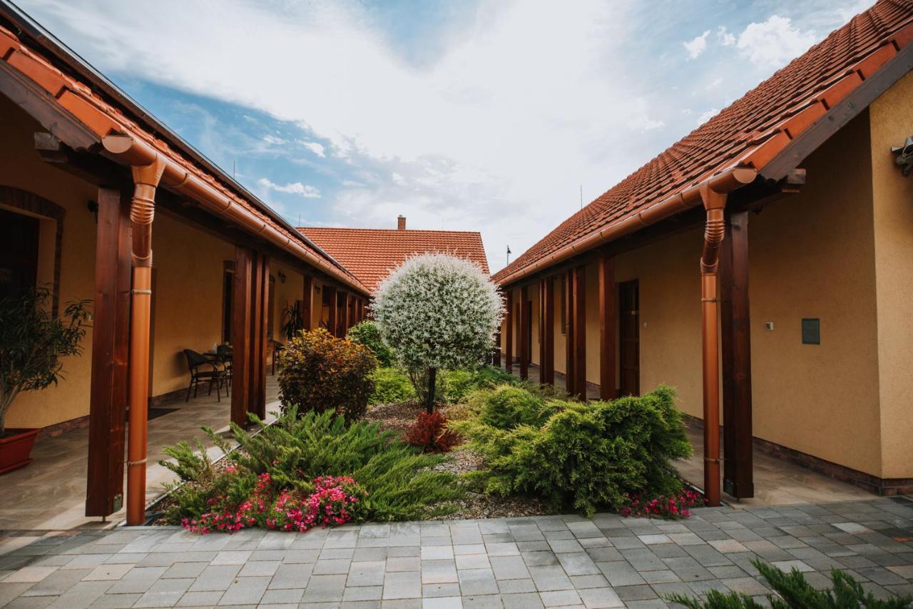 Nemeth Apartmanhazak มูราฮาลอม ภายนอก รูปภาพ