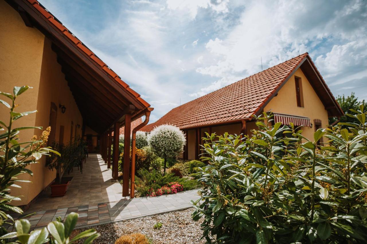 Nemeth Apartmanhazak มูราฮาลอม ภายนอก รูปภาพ